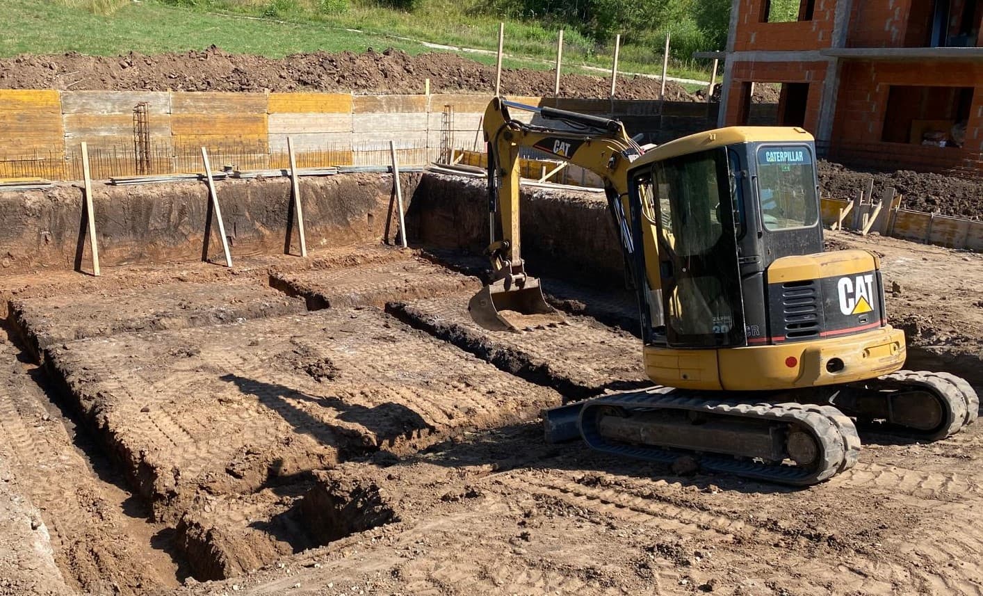 Excavator CAT 5 tone sapaturi fundatii Cluj